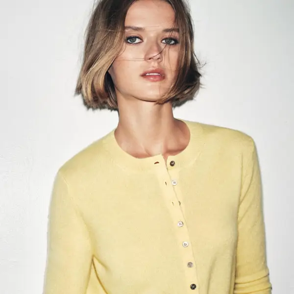 Aterriza en Lefties el color tendencia de 2026 y este jersey lo demuestra: combínalo con jeans y botines (de día y de noche)