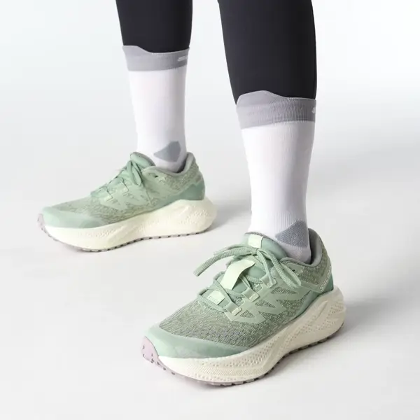 El Corte Inglés “liquida” (al 20%) las zapatillas Salomon en color "espuma de mar" que luce Emily en París en su quinta temporada