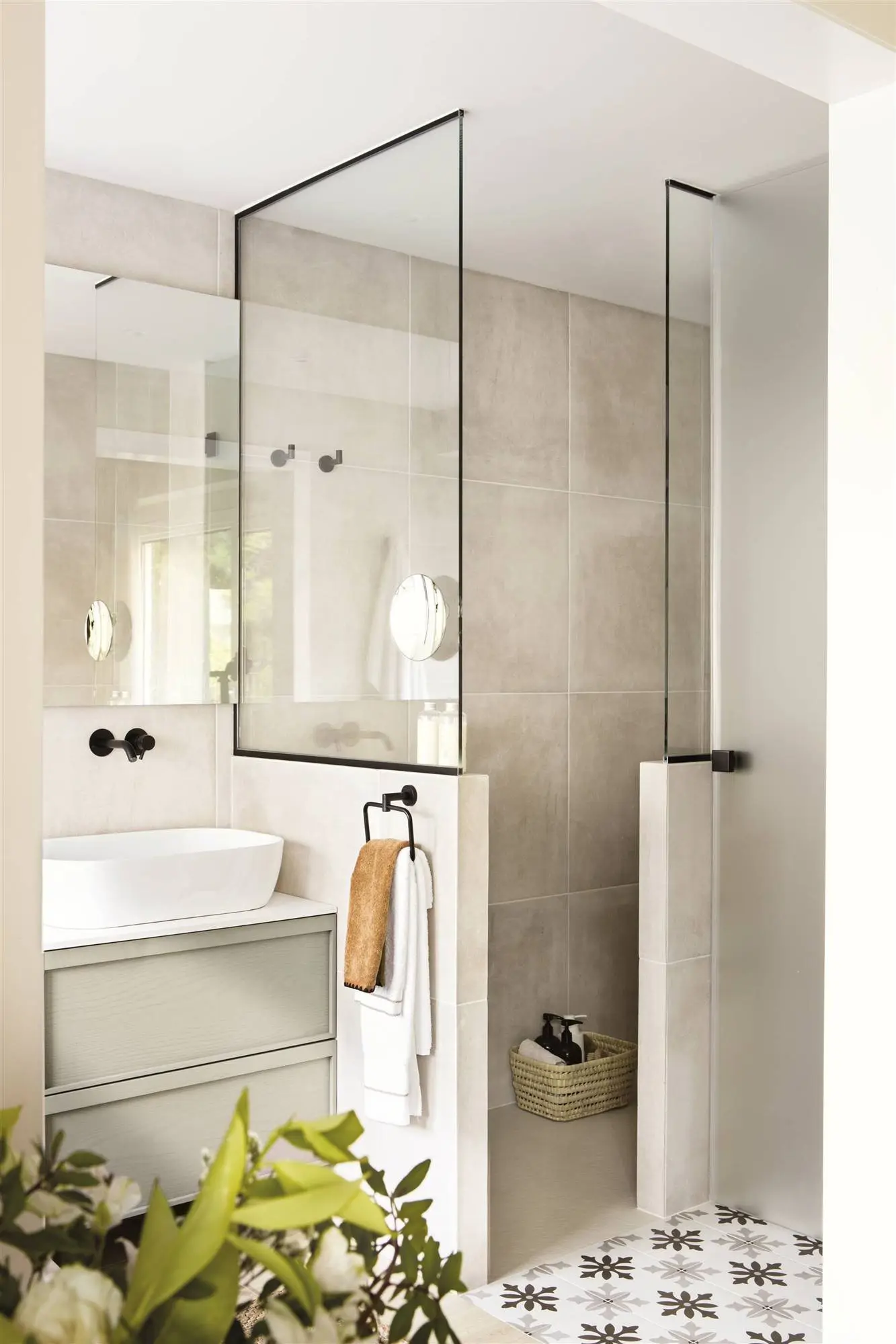 The kitchen and bathroom must be white