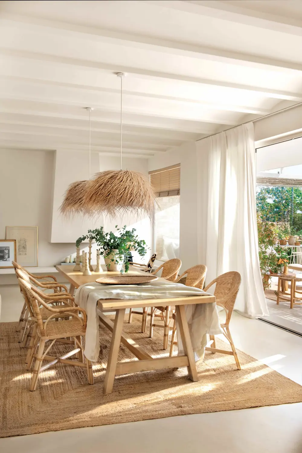00593689 mesa comedor natural lamparas fibras muebles madera alfombra chimenea blanca cortinas vista terraza