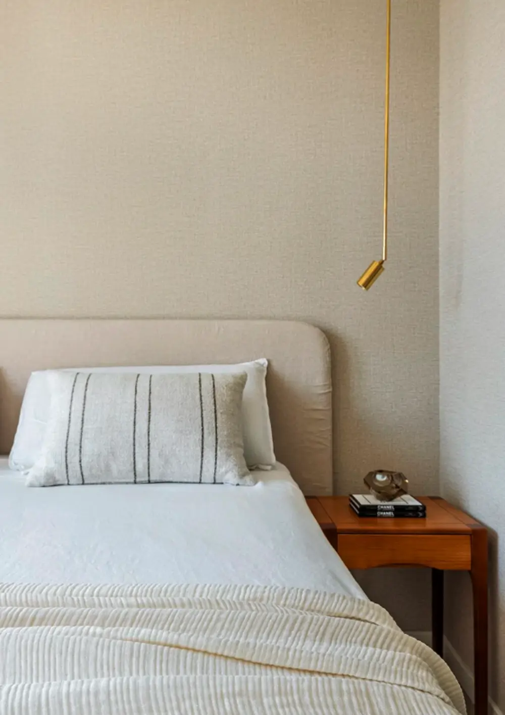 Dormitorio con luz cálida y pocos objetos