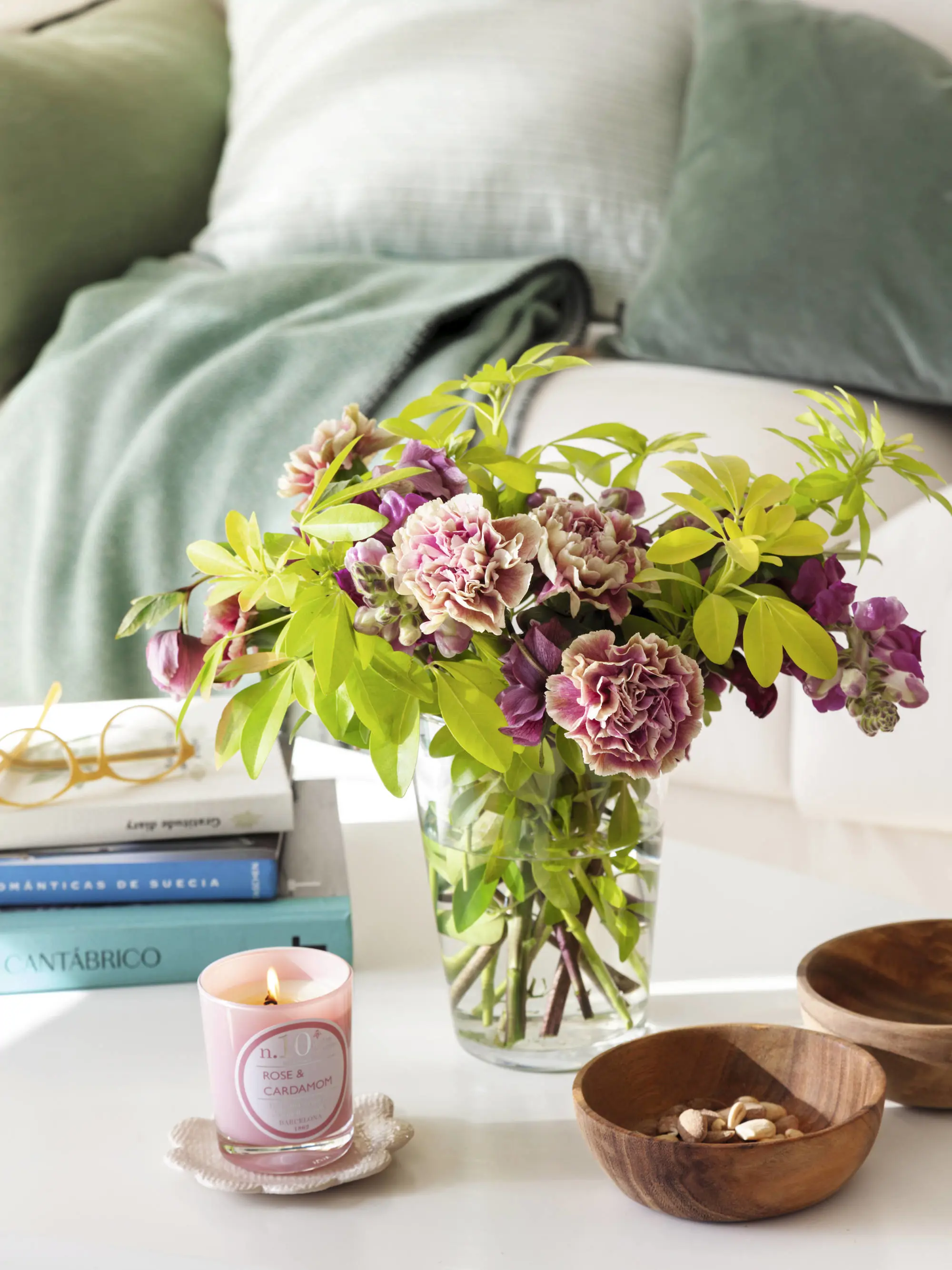 Glass vase with bouquet of fresh flowers 9911D3A8 230217171955