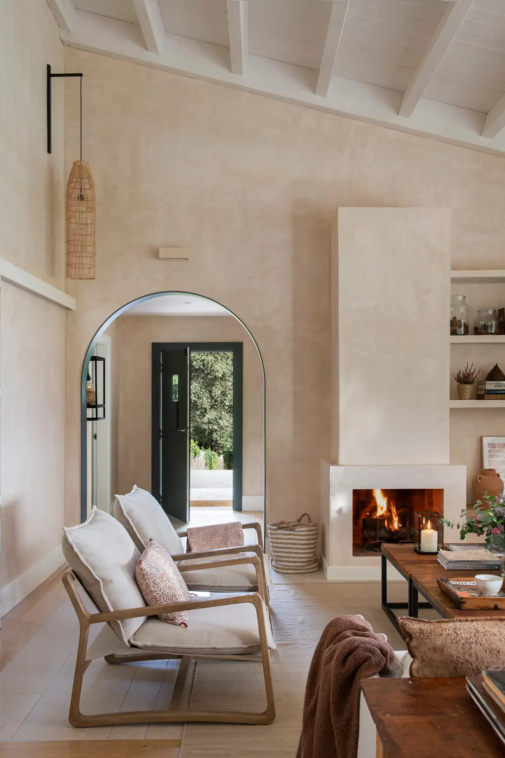 Living room with textured paint 00581733