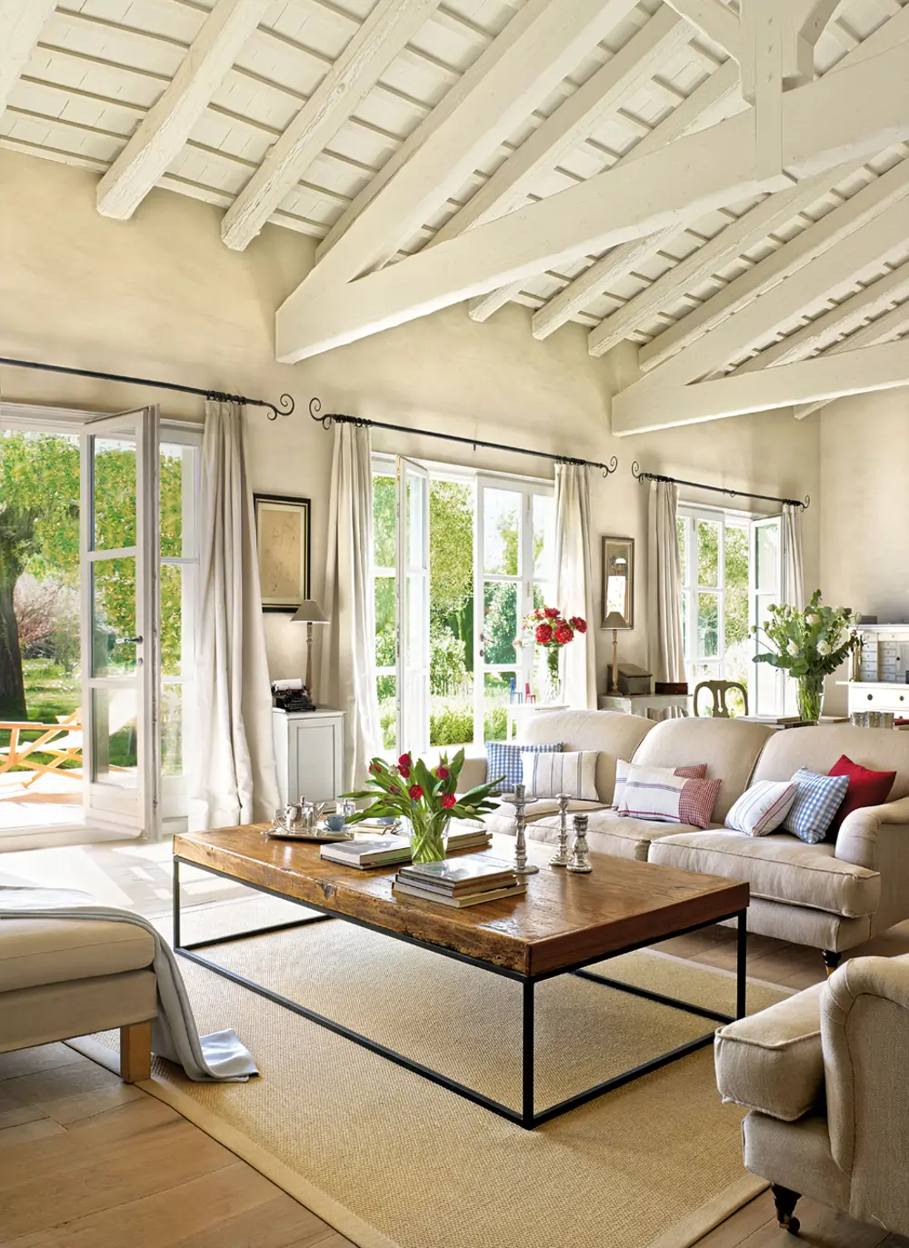 Beige lounge with red details