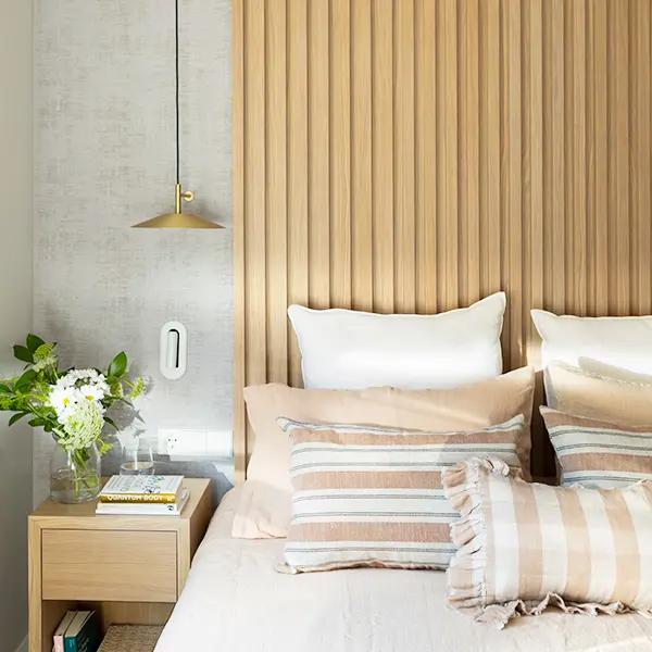 Adiós al cabecero de madera: las claves de la interiorista Anabel Soria para vestir con personalidad la pared de la cama