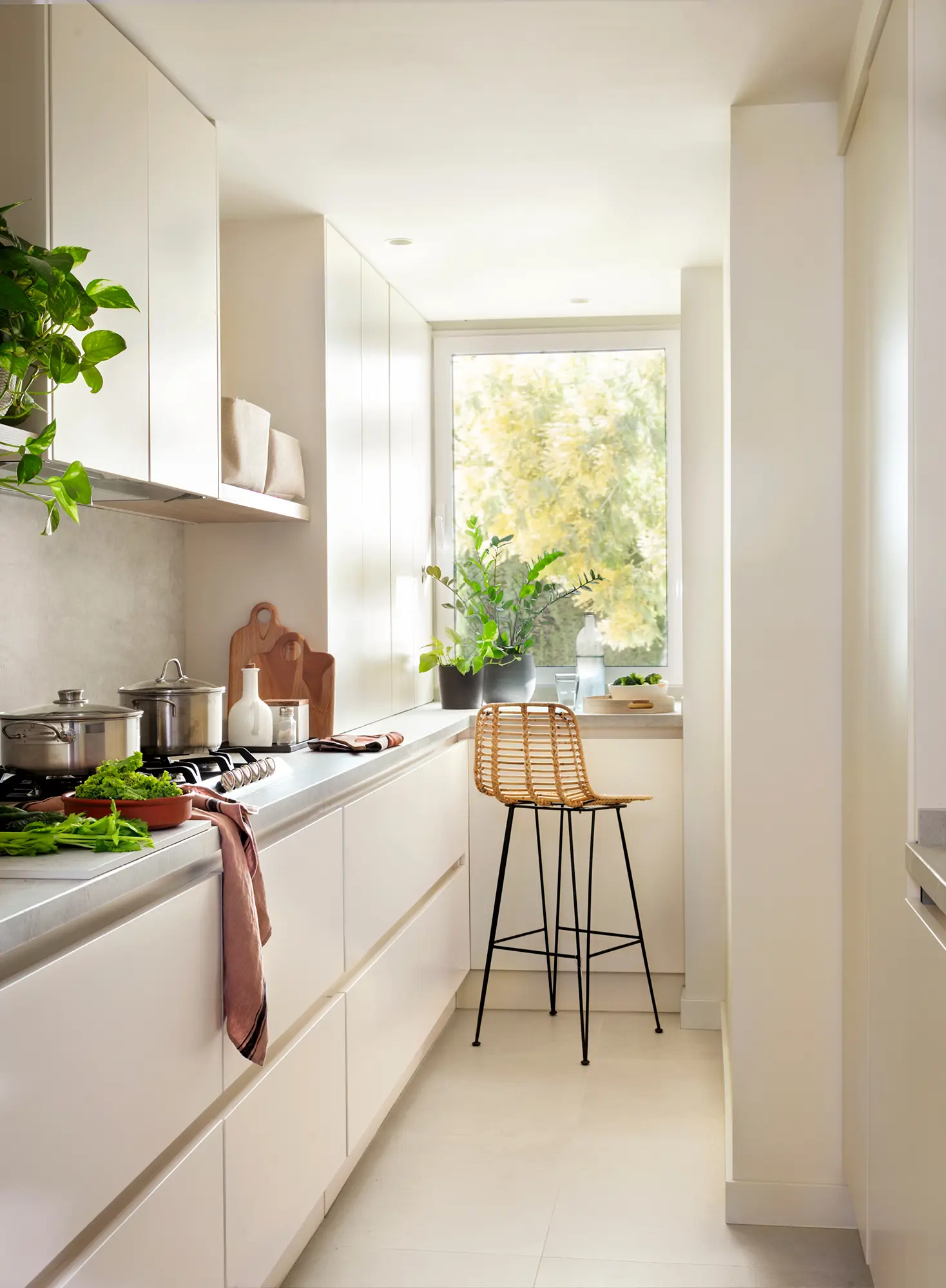 10 ideas de interiorismo práctico para cocinas pequeñas y estrechas