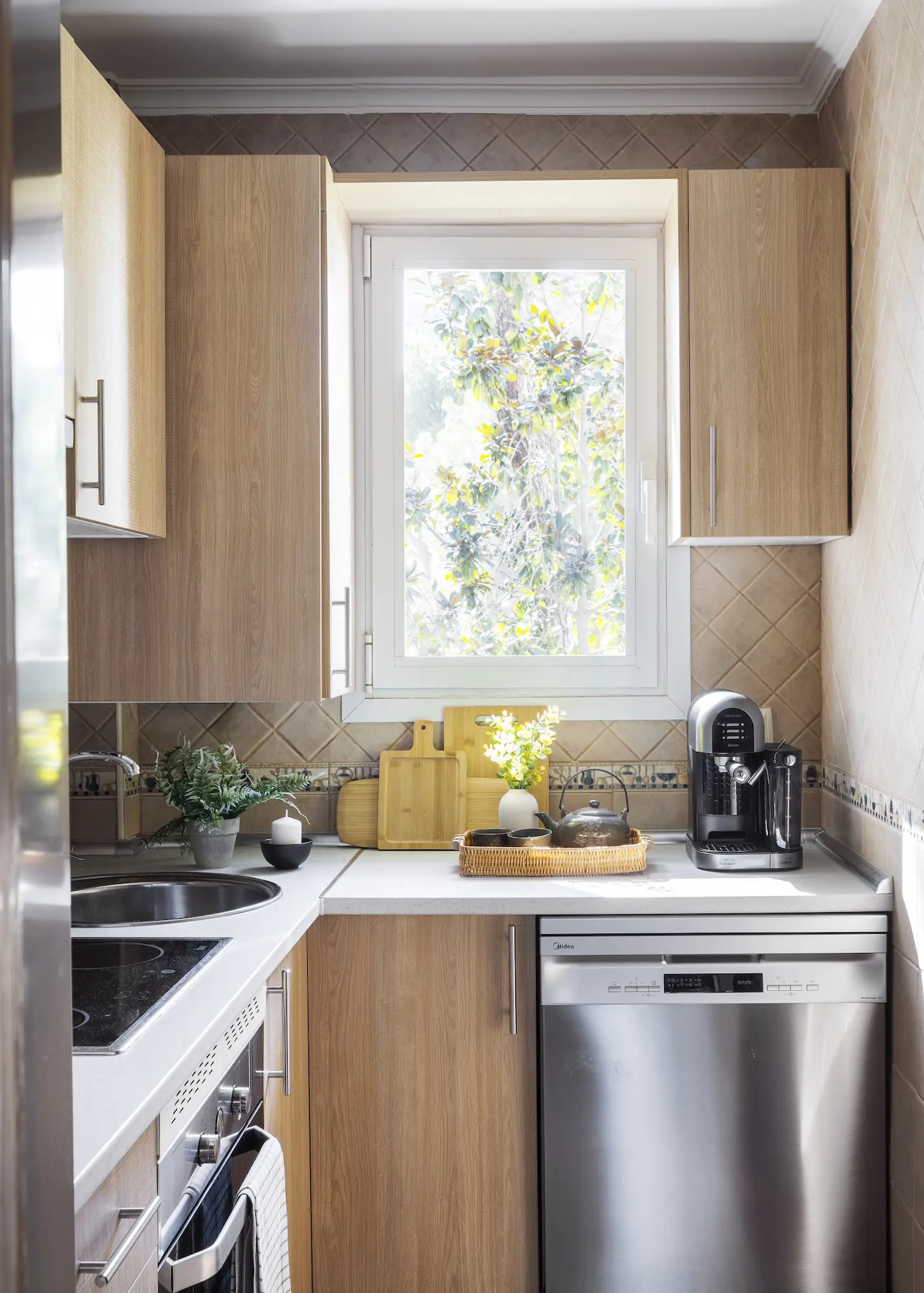 10 ideas de interiorismo práctico para cocinas pequeñas y estrechas