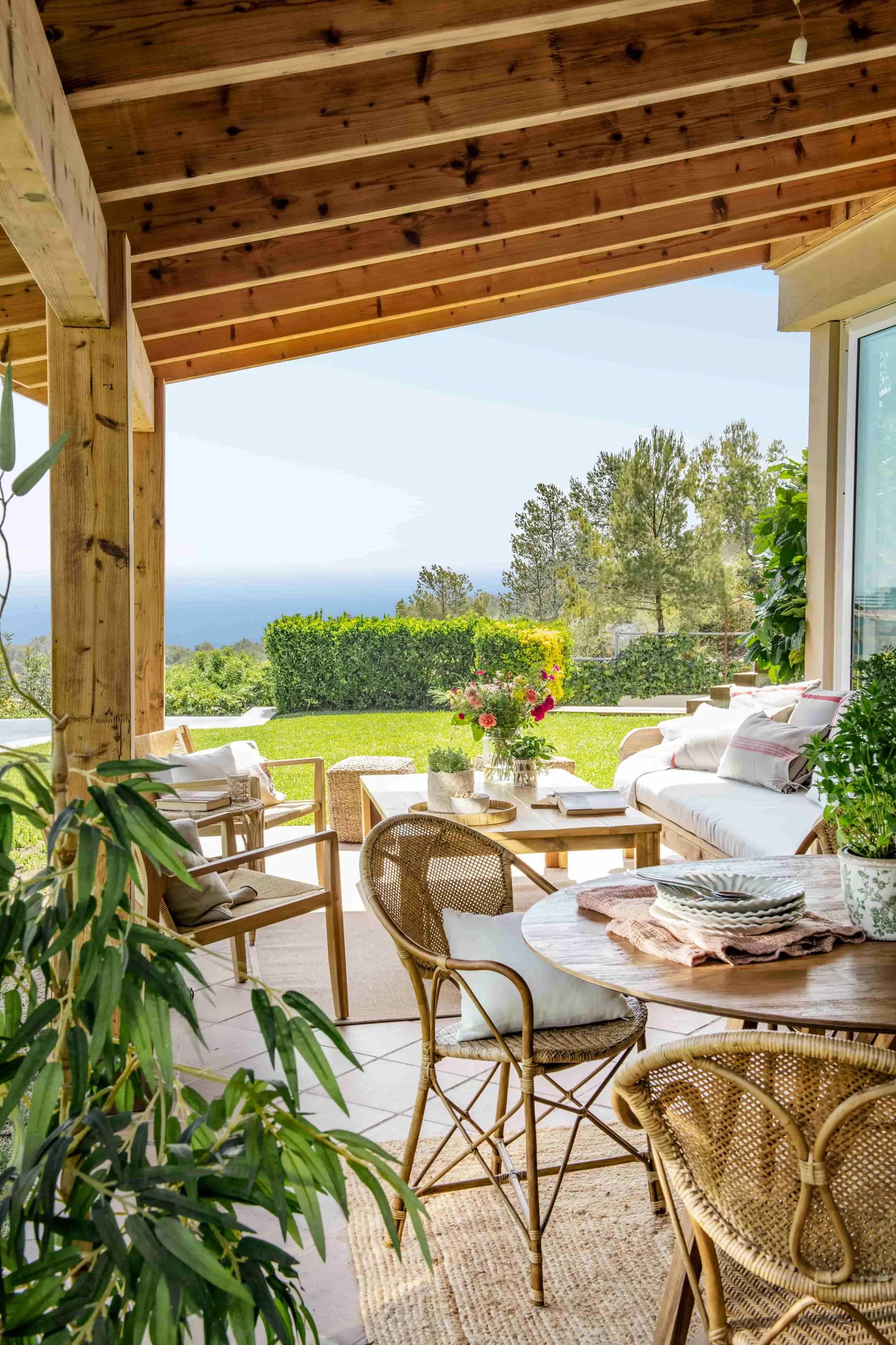 Pon a punto tu casa para el verano: los 12 patios, terrazas y porches ...