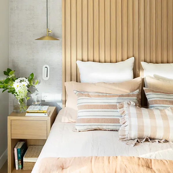 Ha llegado a IKEA la mini mesita de noche ideal para dormitorios pequeños: es de pino macizo, se inspira en la naturaleza y es una auténtica “monada”