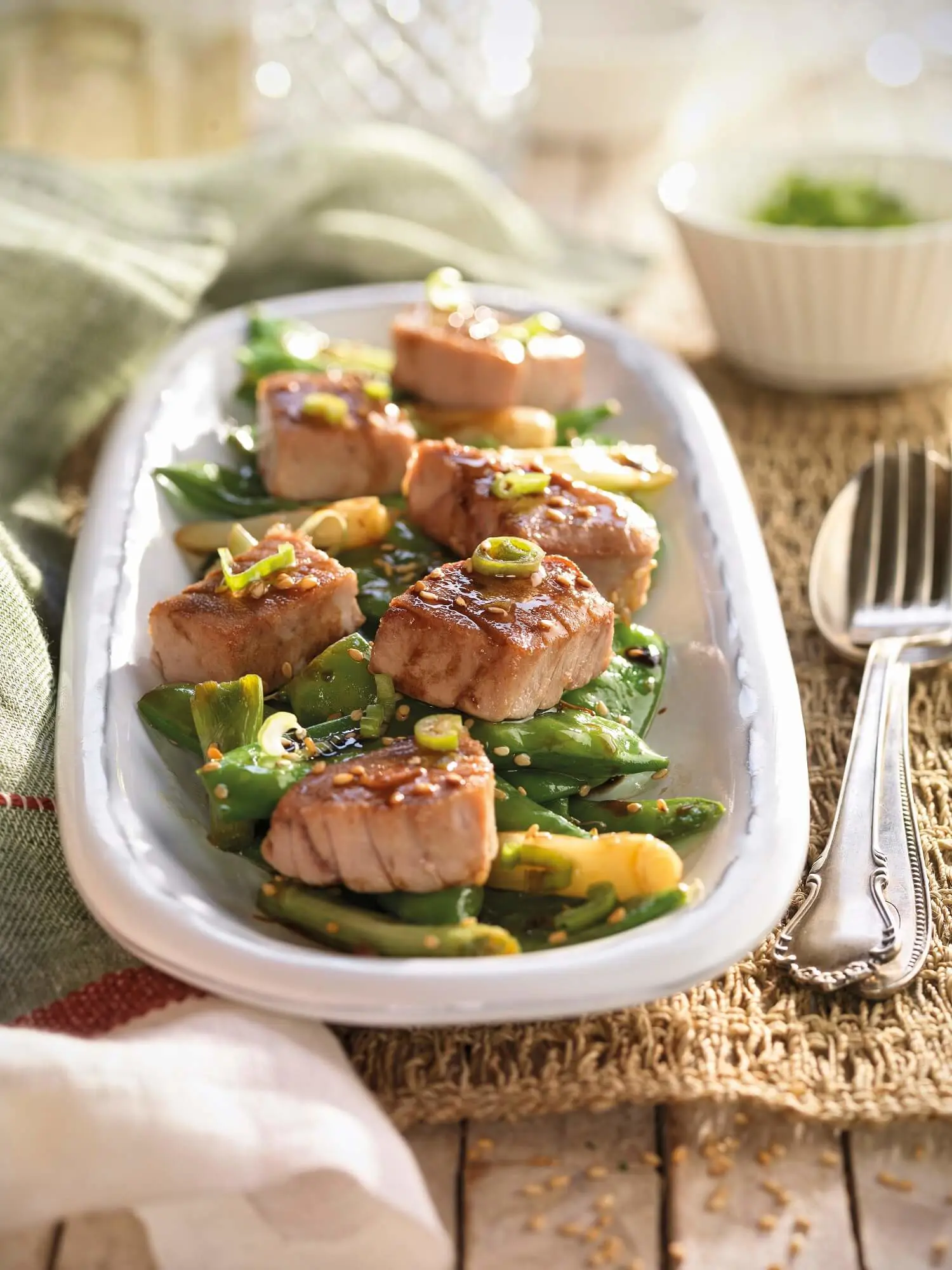 bonito con tirabeques y verduras saludables