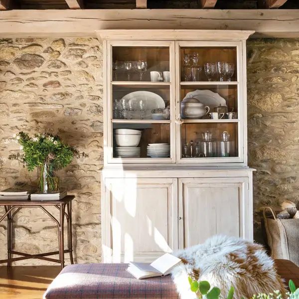 Una influencer muestra el cuarto que tiene su hermana solo para vajillas: "La habitación con la que siempre soñaste está en casa de mi hermana"